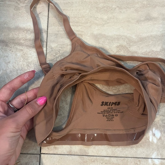 SKIMS sculpting bralettes - Picture 5 of 6